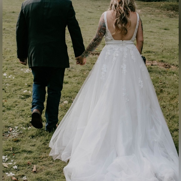 Stunning Wedding Dress - Perfect for a Boho Wedding - Picture 4 of 15